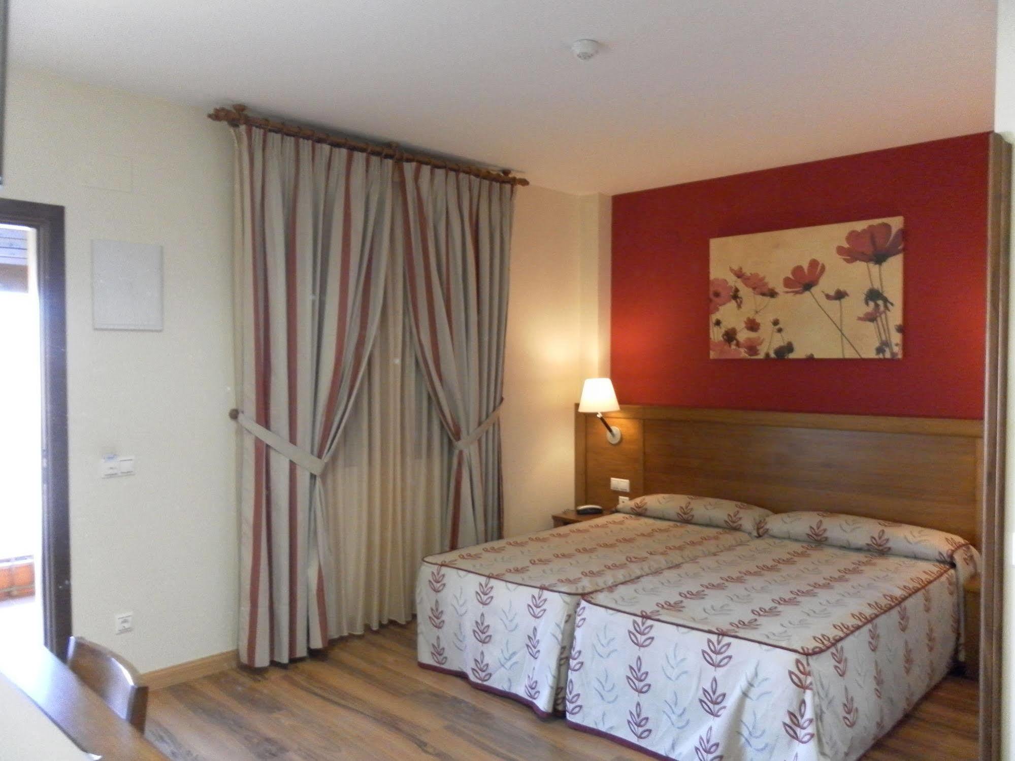 Hotel Milagros Rio Riaza Luaran gambar