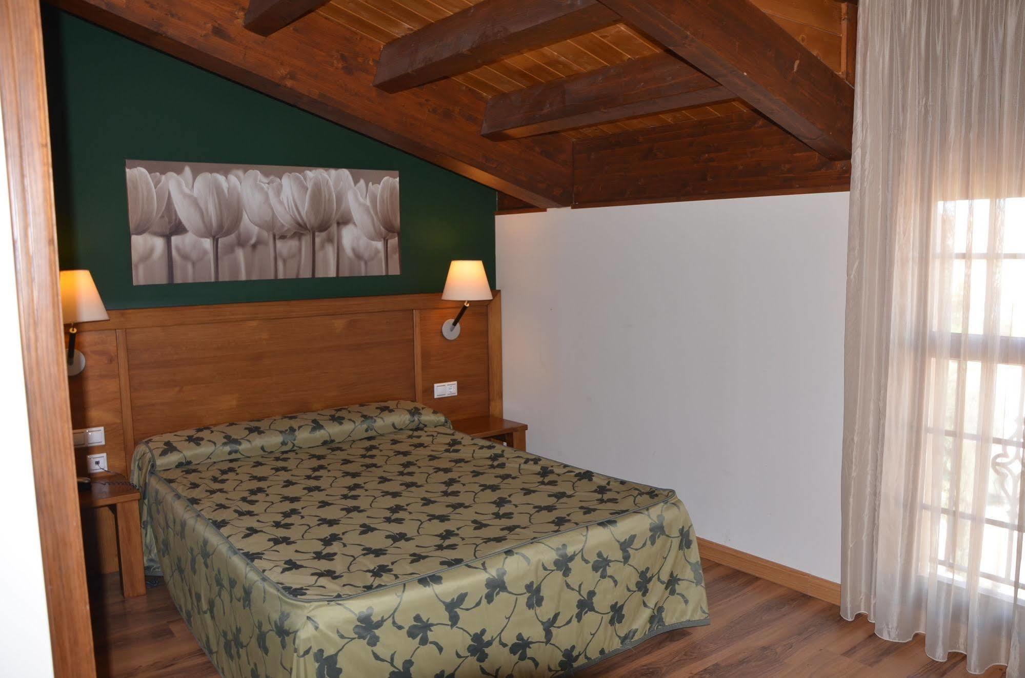 Hotel Milagros Rio Riaza Luaran gambar